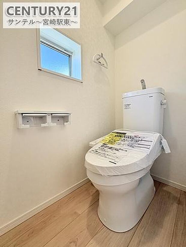 (同仕様写真)落ち着いた雰囲気のトイレ温水洗浄暖房便座でございます(^^♪※色や配置の相違がある場合がございます。