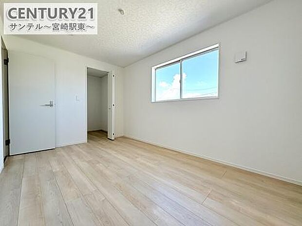 (同仕様写真)寝室には容量のあるウォークインクローゼットを採用。物が増えることで頭を抱えるファミリーにはうってつけの収納です!※床色、建具の色が異なる場合がございます。