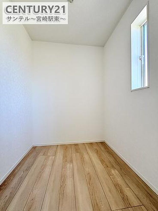 (同仕様写真)人気のウォークインクローゼットを採用。収納量と使いやすさを兼ね備えた収納です!