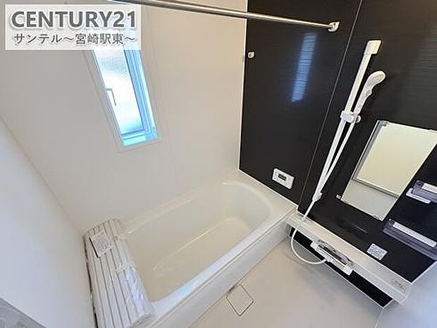 (同仕様写真)清潔感のあるバスルームで一日の疲れを癒してください♪浴室乾燥機能も完備しております(^^♪※内装の色合いや設備仕様が実際と異なる場合がございます。