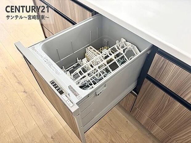 食洗器を完備しており、手間なく食器をきれいに。忙しい日々に便利で、家事の負担を軽減し、時間を有効に使えます。