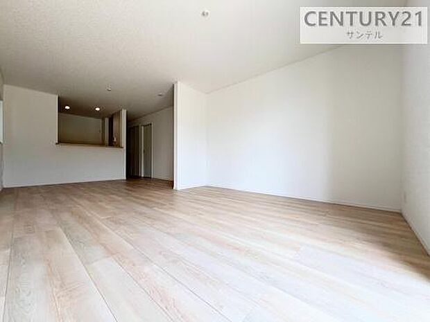 (同仕様モデル)カウンターキッチンからリビングにいるご家族やお子様の様子が見えるので、コミュニケーションがとりながら、ご家族の大切な時間を共有できるリビングスペースです♪