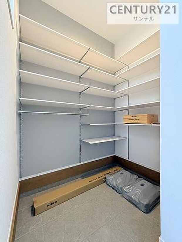 玄関には可動式のシューズクロークを設置。靴やベビーカー、外出用品の収納に配慮された、すっきり使いやすい玄関空間です。