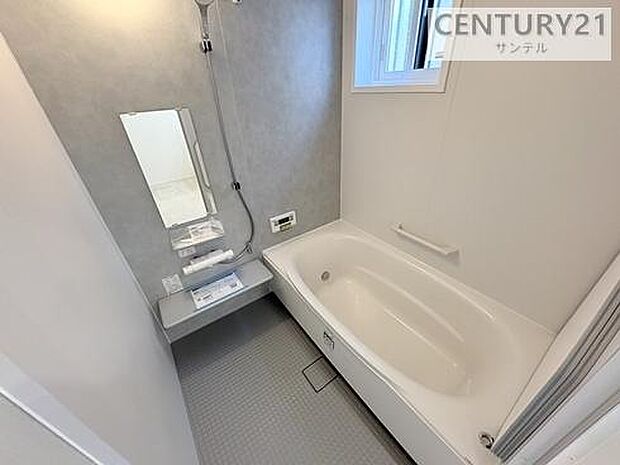 1坪タイプの広々バスルーム。浴槽で足を伸ばせ、親子入浴もしやすいサイズ感です。手すりや乾燥機能など、毎日を支える設備も魅力。