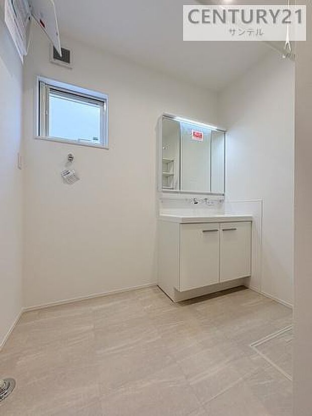 窓の付いた清潔感のあるシンプルな洗面脱衣所♪洗面台は、三面鏡の裏も収納スペースが付いており、シャワーヘッド付き！