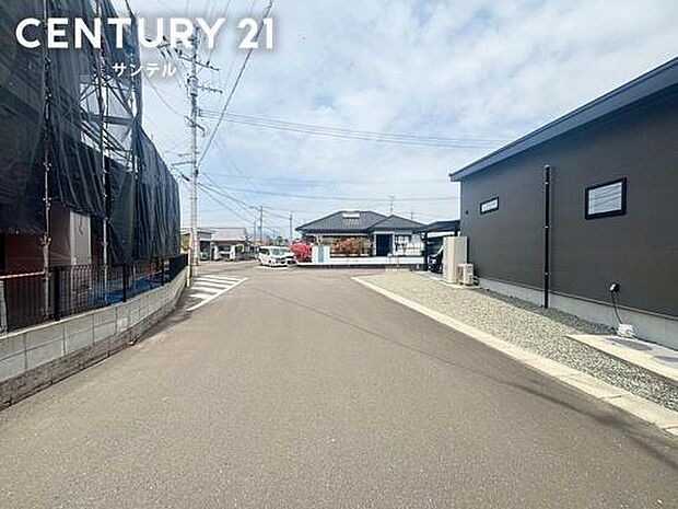 西側の前面道路から撮影♪