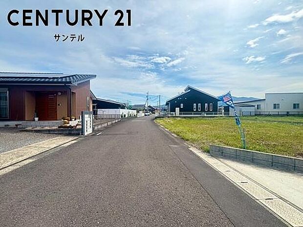 前面道路を含めた現地写真です♪