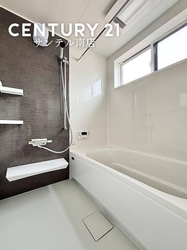 1日の疲れもゆっくり取ることのできる広々としたユニットバス♪浴室乾燥、涼風、暖房、換気システムが付いておりますので、快適なバスタイムを過ごせます♪※色や配置の相違がある場合がございます。