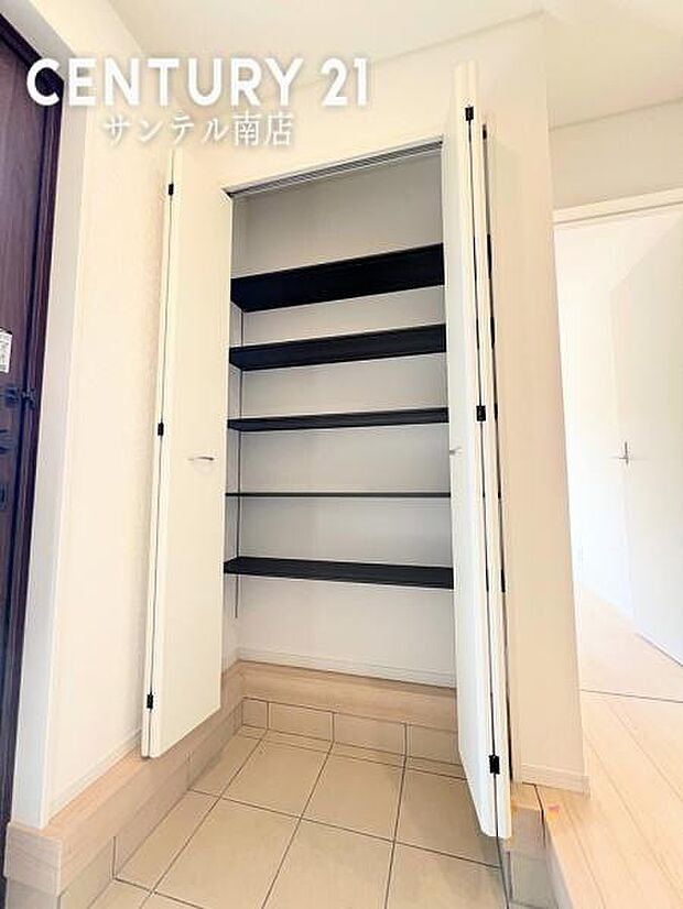 （同仕様写真）玄関　シューズボックスがあり、玄関を綺麗に整頓出来ます。※床、建具の色が異なる場合がございます。