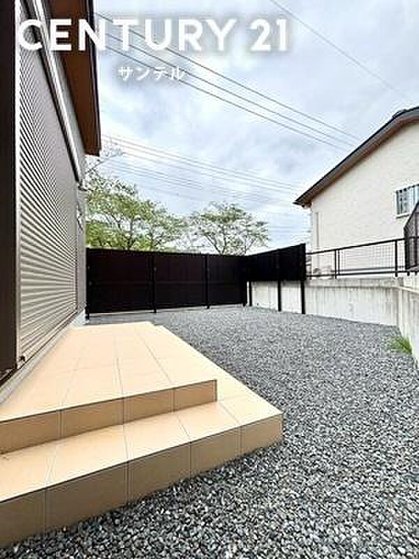 お休みの日は、お庭でガーデニングやDIYなどの趣味に没頭したり、ご家族でバーベキューをしたりと、自由に使える素敵な中庭です♪