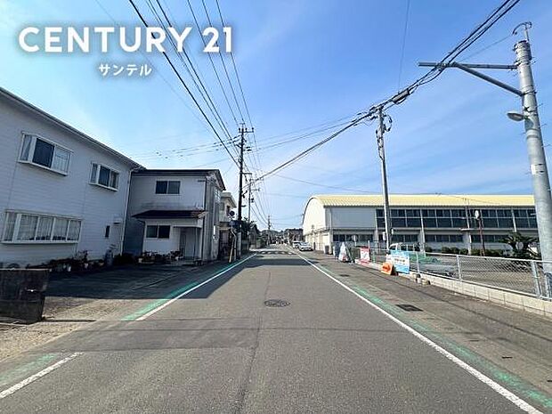 前面道路を含めた現地写真です♪