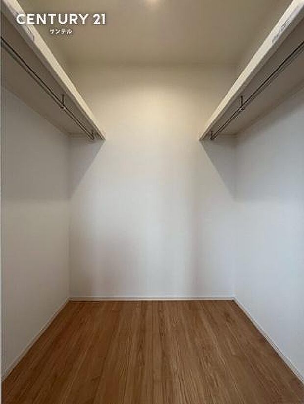 お部屋の奥にウォークインクローゼットを完備。ハンガーパイプ付きで衣類を掛けたまま美しく収納できます。扉のないオープン仕様のため出し入れがスムーズで、大切な荷物を一元管理できる便利な間取りです。