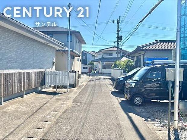 南東側の前面道路の写真です♪