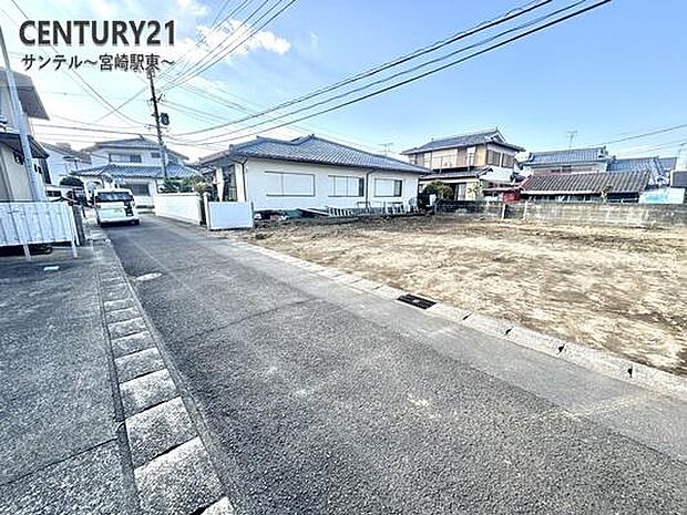 前面道路を含めた現地写真です♪