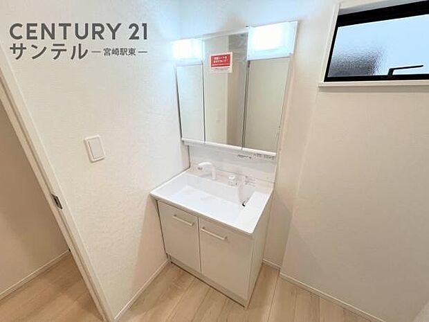 (同仕様写真)3面鏡の独立洗面台のある洗面所です。湿気のこもりやすい洗面所ですが換気用の窓があるので湿気対策も安心です。