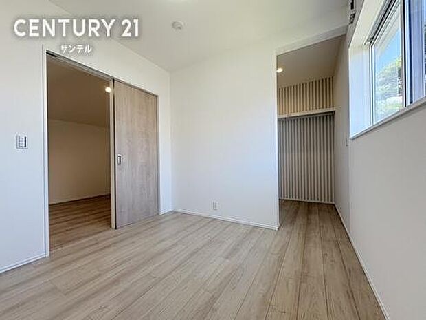 隣の居室と引き戸一枚でフレキシブルに繋がる設計。戸を開放して広大な一つの部屋として使うのはもちろん、閉めれば独立した個室に早変わりします。成長に合わせた子ども部屋のレイアウト変更にも最適です