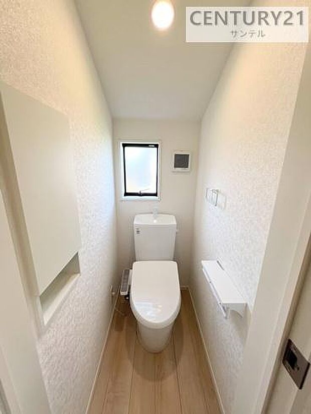 (同仕様写真)2Fトイレ換気できる小窓がございます。温水洗浄機能付き。※内装の色合いや設備仕様が実際と異なる場合がございます。