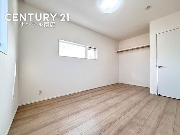 子供部屋にいかがでしょうか♪日当たり、風通し良好です(^^♪クローゼットも完備しております!