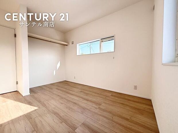 2階洋室です♪しっかり日が差し込みますので気持ちの良い目覚めができる素敵な洋室になります♪