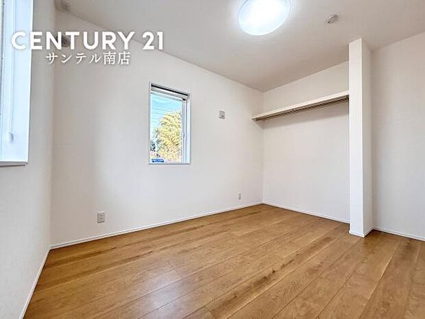 6帖の洋室です♪しっかり日が差し込みますので気持ちの良い目覚めができる素敵な洋室になります♪子供部屋にも十分使える仕様の洋室になっております♪