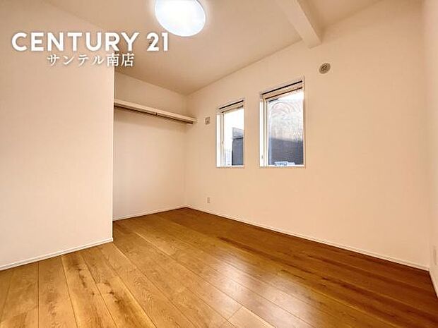 5.5帖の洋室です♪しっかり日が差し込みますので気持ちの良い目覚めができる素敵な洋室になります♪子供部屋にも十分使える仕様の洋室になっております♪