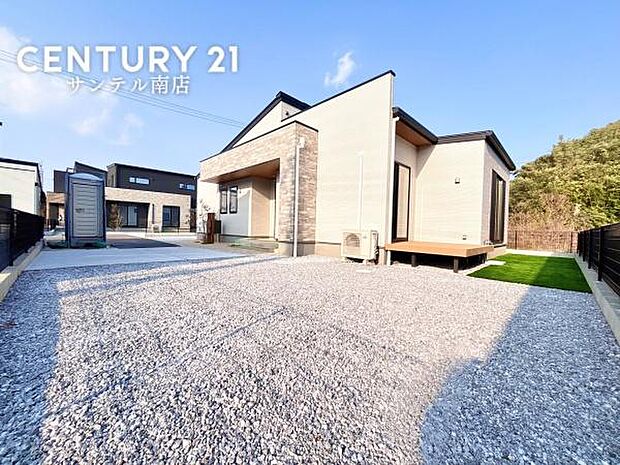 お休みの日はお庭でガーデニングなど、自由に使える素敵なスペースです♪