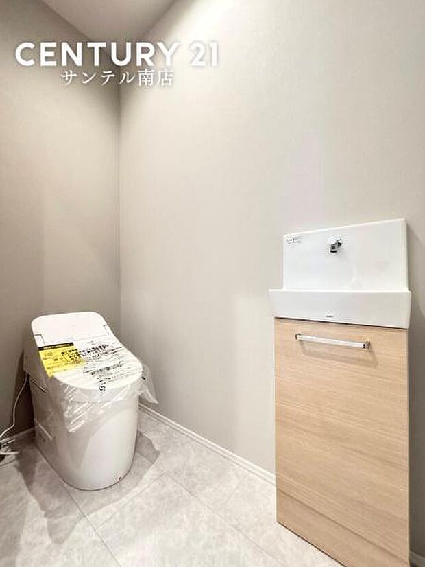タンクレストイレで洗練された空間に。省スペース&掃除のしやすさで快適な毎日をサポートします。