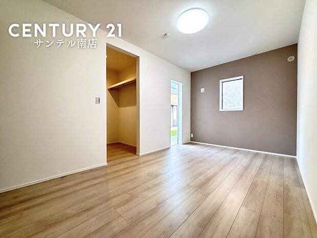7.5帖の洋室です!主寝室にいかがでしょうか♪日当たり、風通し良好です(^^♪大容量のクローゼットも完備しております!