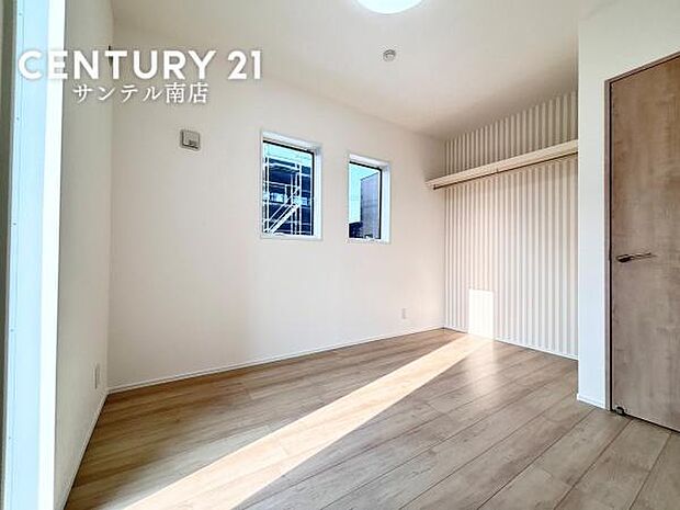 5.5帖の洋室です♪しっかり日が差し込みますので気持ちの良い目覚めができる素敵な洋室になります♪子供部屋にも十分使える仕様の洋室になっております♪