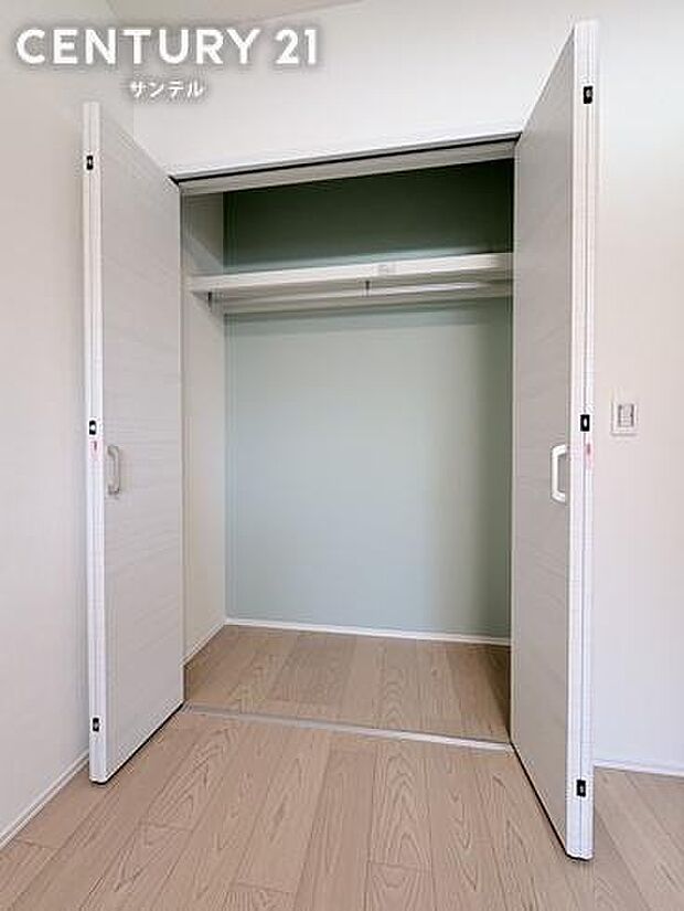 専用の収納スペース完備で、季節の荷物などもスッキリ収まります。