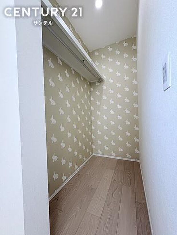 扉を開けるたびに楽しい気分になれる動物モチーフのクロスを採用。お子様のお洋服やおもちゃ、学用品などを一元管理するのに最適な空間です。自分専用の秘密基地のような感覚でお片付けの習慣も身につきます。