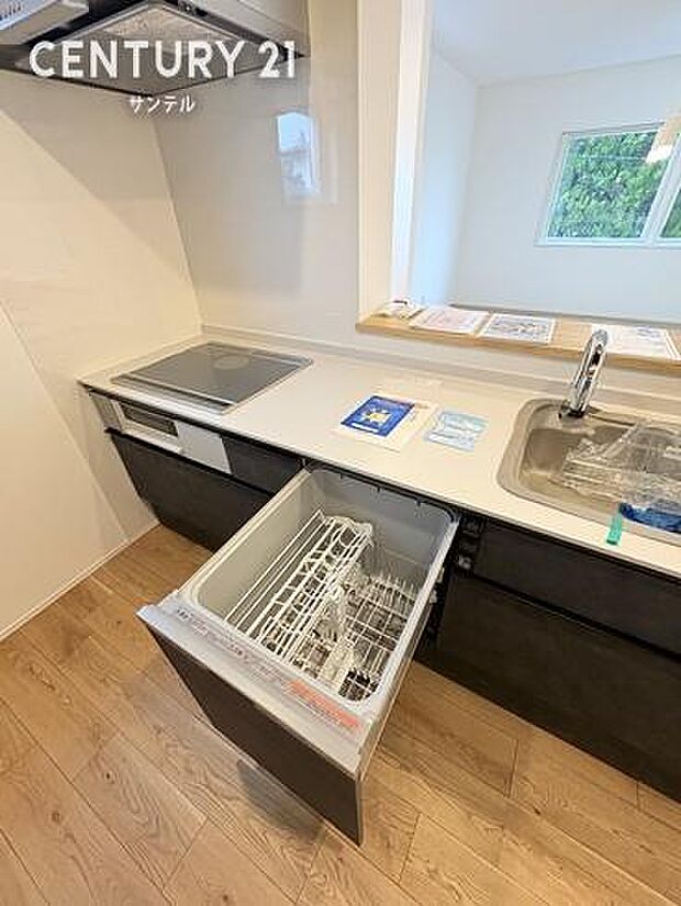 食洗機を標準装備。洗い物の時間を短縮でき、手洗いの負担を軽減。家族との時間を大切にできる設備です。