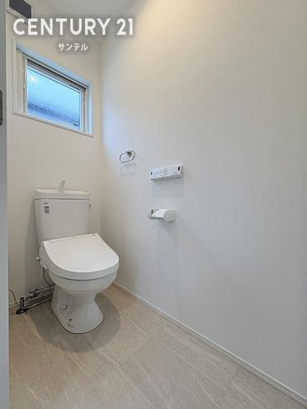 2階トイレです。白を基調としたクリーンな内装で、毎日使う場所だからこそ、気持ちよく過ごせる空間に仕上げました。