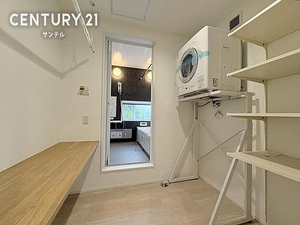 洗面台の対面にはタオルや洗剤、柔軟剤などを収納できる可動式の棚があり、整理整頓がしやすい洗面所になっております。