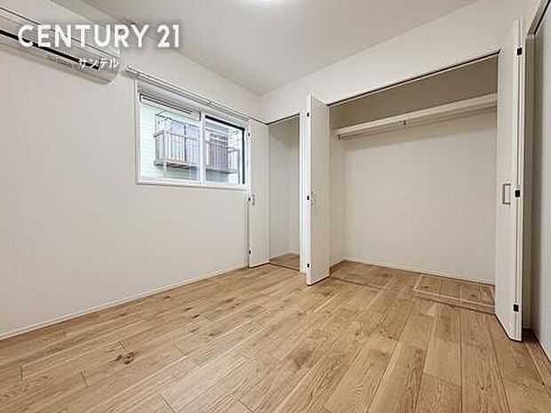 4.5帖の洋室は子ども部屋・書斎・趣味室など多用途に使える広さ。クローゼット付きで収納も確保され、個室として使いやすい設計です。