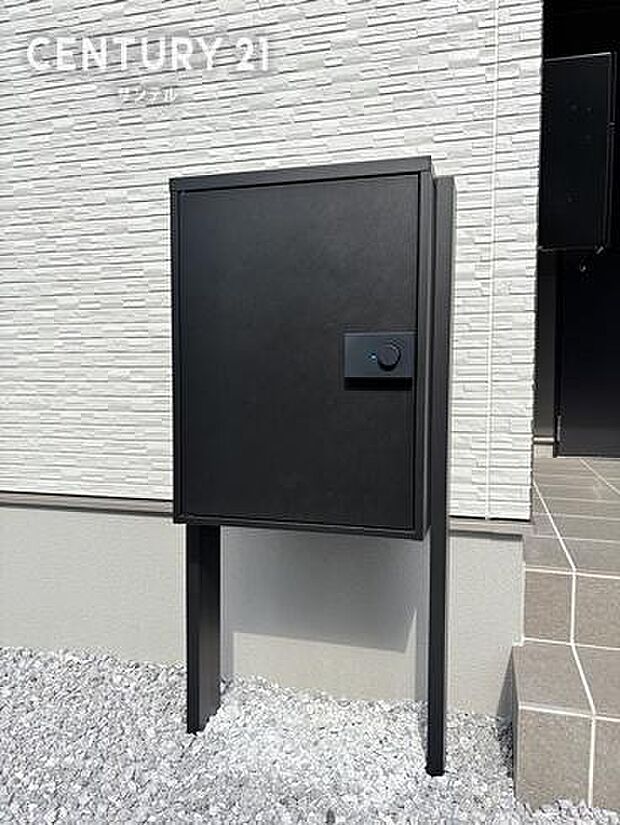 宅配ボックスを完備し、不在時でも荷物を受け取れる安心の設備。再配達の依頼や待ち時間を減らせ、忙しい共働き世帯にも便利です。非対面で受け取れるため、防犯面にも配慮された住まいです。