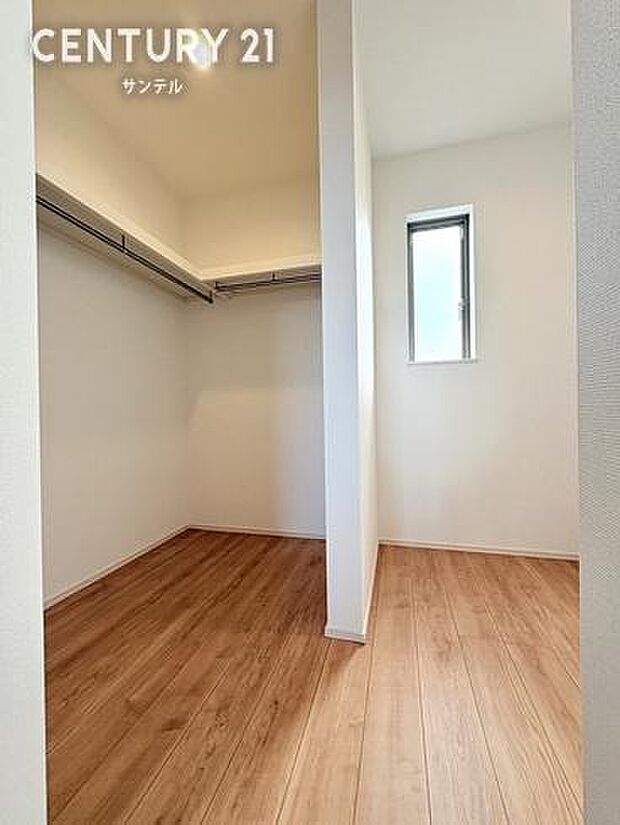 2Fのウォークインクローゼットです♪お洋服もたっぷり収納できます♪衣装ケースも入るので、衣替えのシーズンが来ても、スムーズにお洋服などの整理ができます♪