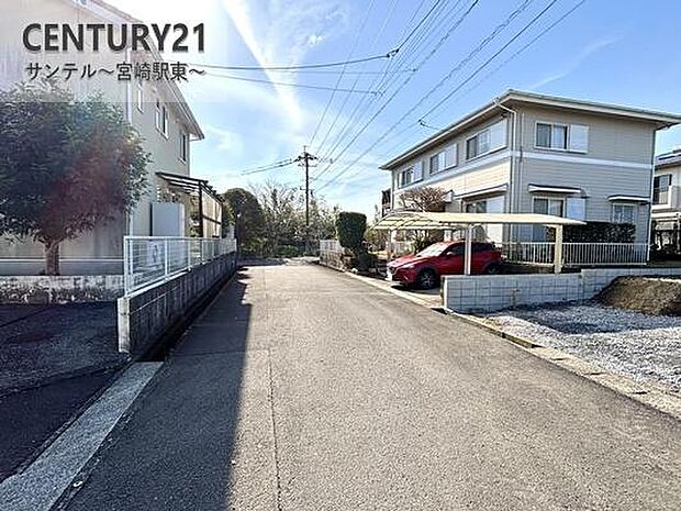 南側の前面道路から撮影した現地写真です♪南側が道路なので日当たりも良好です。
