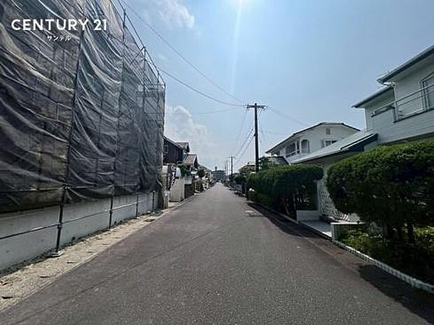 前面道路から撮影した現地写真です♪