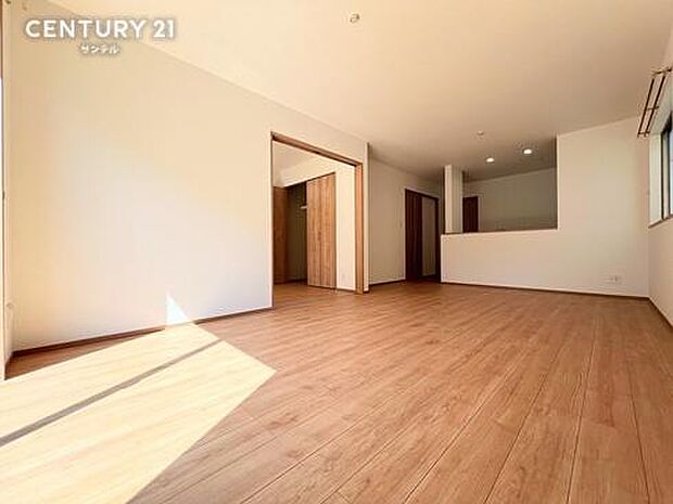 (同仕様モデル写真)）リビング17帖※モデル写真でございます。色や配置の相違がある場合がございます。開放感のあるリビング♪お部屋全体が明るく、清潔感のある家族団らんのスペースです(^^♪