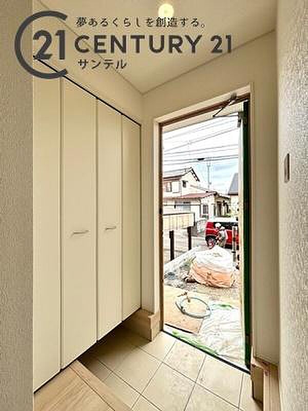 ご新居への出入り口になる明るい玄関には、たくさんの靴を収納できるシューズボックスが付いております♪いつも清潔感のあるすっきりとした玄関スペースを確保できますよ♪