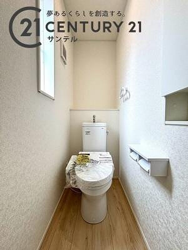 トイレが2か所ございます。クリーンな内装で、毎日使う場所だからこそ、気持ちよく過ごせる空間に仕上げました。