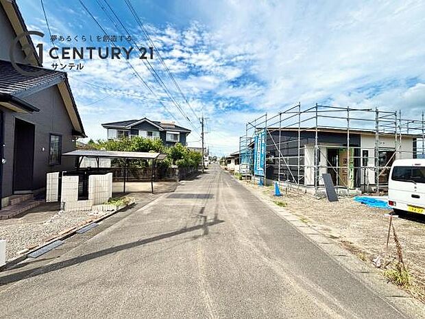 西側の前面道路から撮影した現地写真です♪