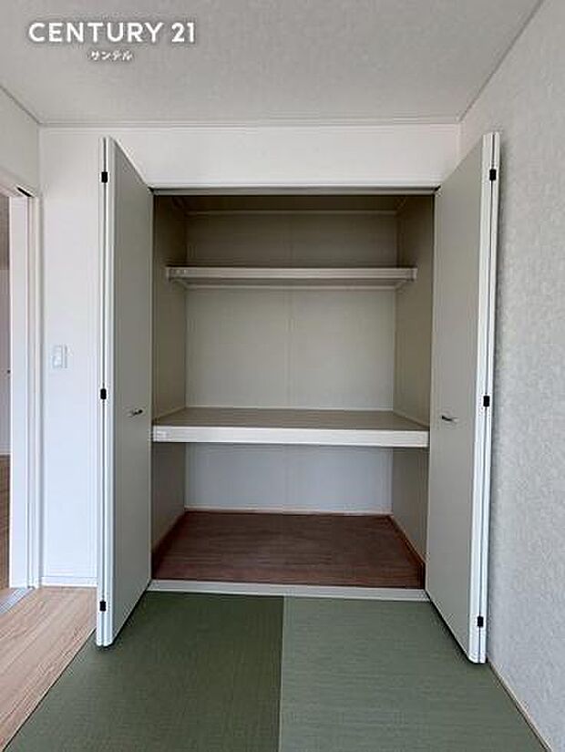 お部屋の雰囲気を損なわない、壁面と一体化したクリーンな収納を完備。座布団や来客用の布団、お子様のおもちゃなどをサッと仕舞えるため、お部屋に生活感を出さず、いつでも整った状態をスマートに維持できます。