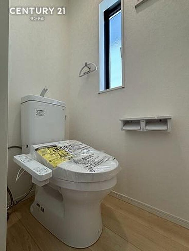ウォシュレットが付いた広々として落ち着いた空間のお手洗いになります♪トイレは2箇所ございます。