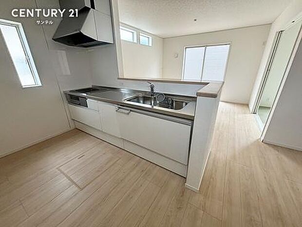 (同仕様モデル写真)シンプルで使いやすい設計のシステムキッチン♪オプションで食洗器を取付可能です♪
