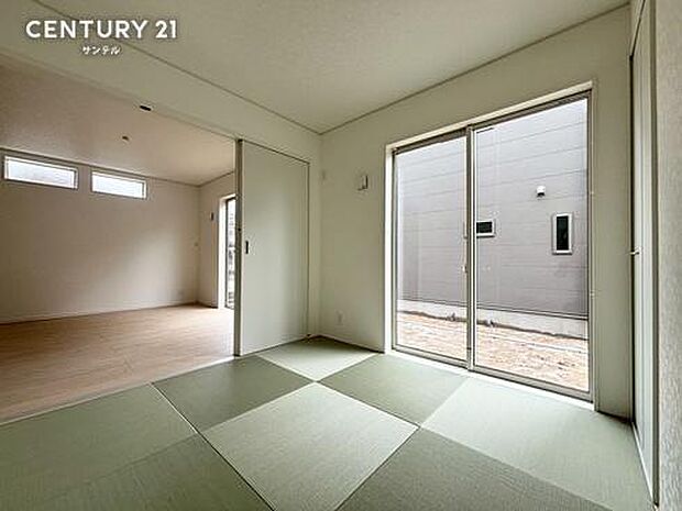 リビングとフラットに繋がる4.5帖の空間。大きな引き戸を開け放てばLDKの延長として広々使え、閉めれば静かな個室に早変わり。お子様のお昼寝や、ゲストの寝室などライフスタイルに合わせてマルチに活躍します