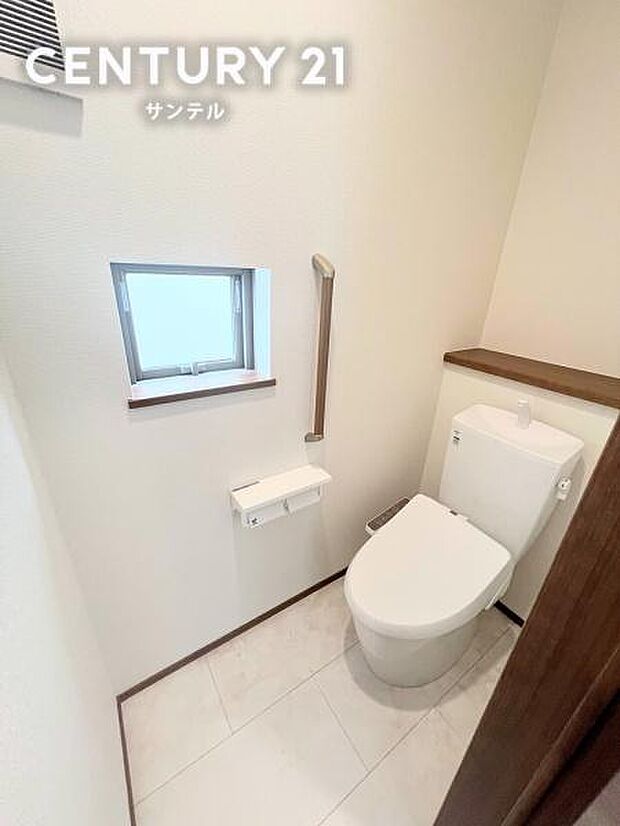 ウォシュレットが付いた広々として落ち着いた空間のお手洗いになります♪トイレは2箇所ございます。