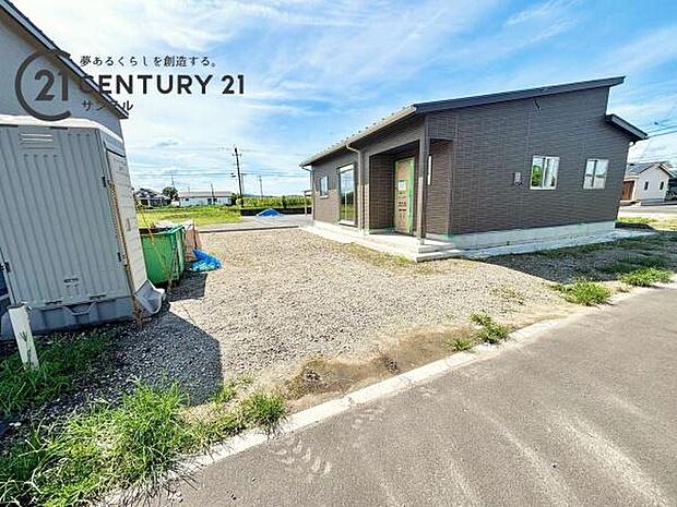 お庭兼駐車場です。夏はバーベキューやプールを楽しむことができます。