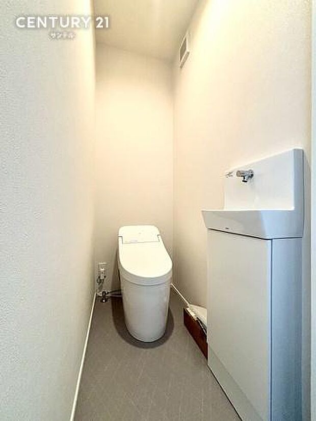 ウォシュレットが付いた落ち着いた空間のお手洗いになります。